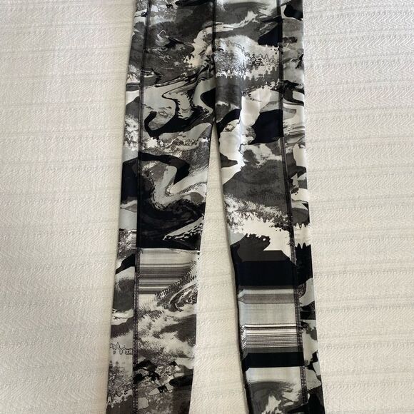 UNDER ARMOR Womens XSMALL HeatGear Printed High Waisted Capri Leggings - Picture 3 of 10